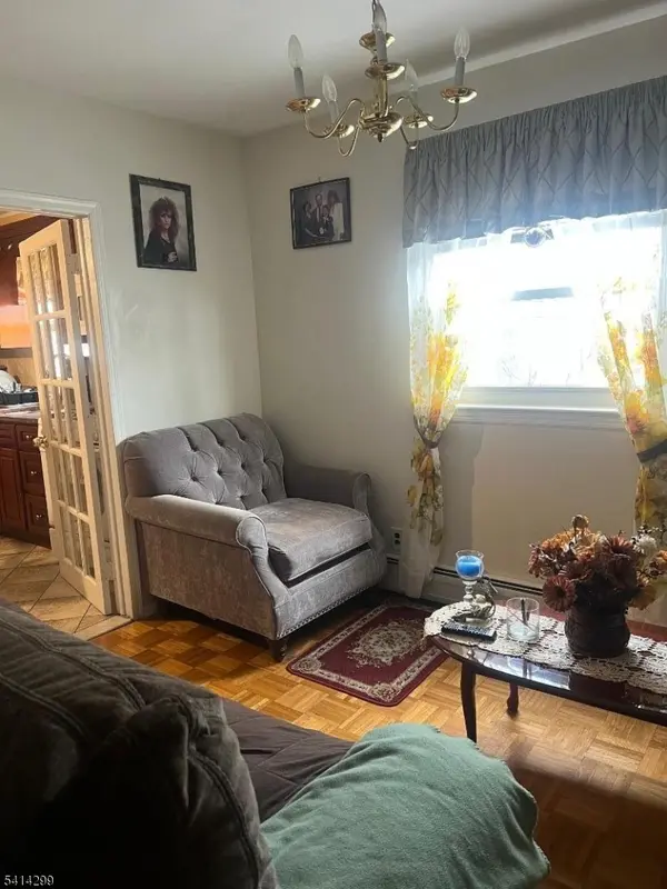 31 Downing St, Newark City, NJ 07105