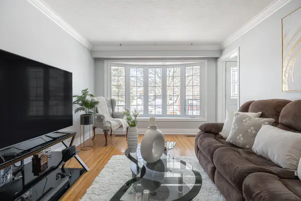 70 Oriole CT, Oshawa, ON L1H 6Y5