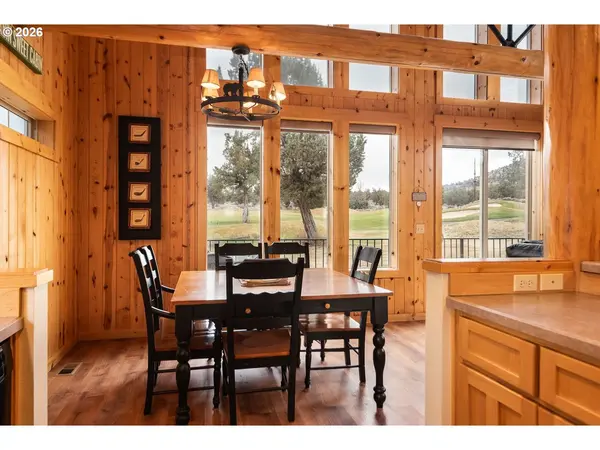 8968 CLIFF SWALLOW DR, Redmond, OR 97756