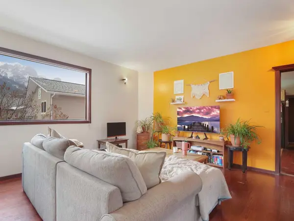 910 Main ST, Canmore, AB T1W1R6