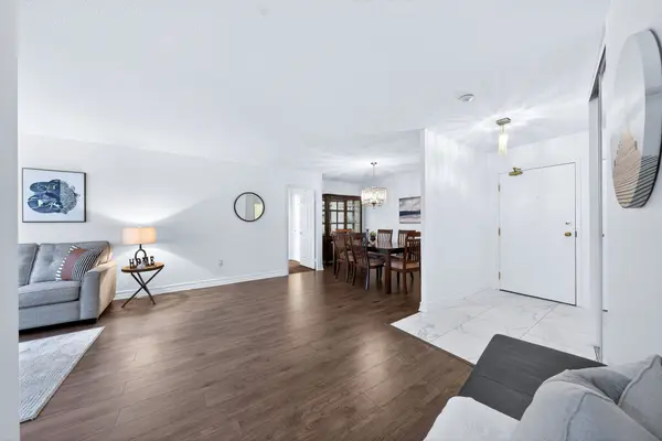 270 Davis DR #701, Newmarket, ON L3Y 8K2