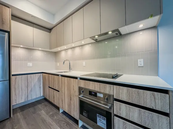 8 Beverley Glen BLVD #307, Vaughan, ON L4J 0L5