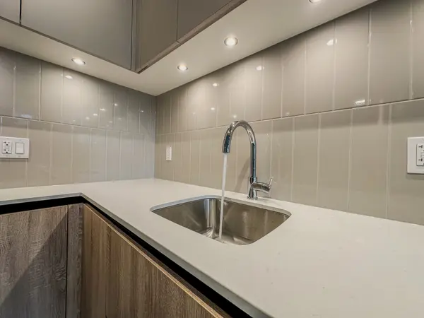 8 Beverley Glen BLVD #307, Vaughan, ON L4J 0L5