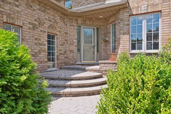 12 Mccullough CT, Barrie, ON L4N 8M3