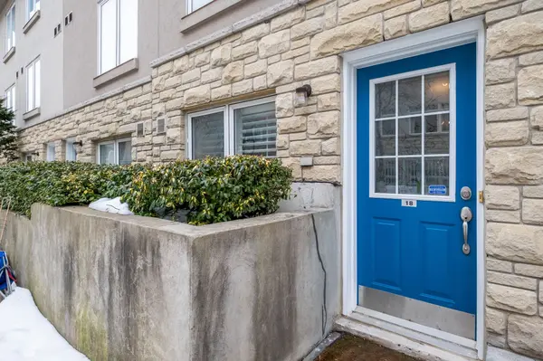 20 Turntable CRES #18, Toronto W02, ON M6H 4K9