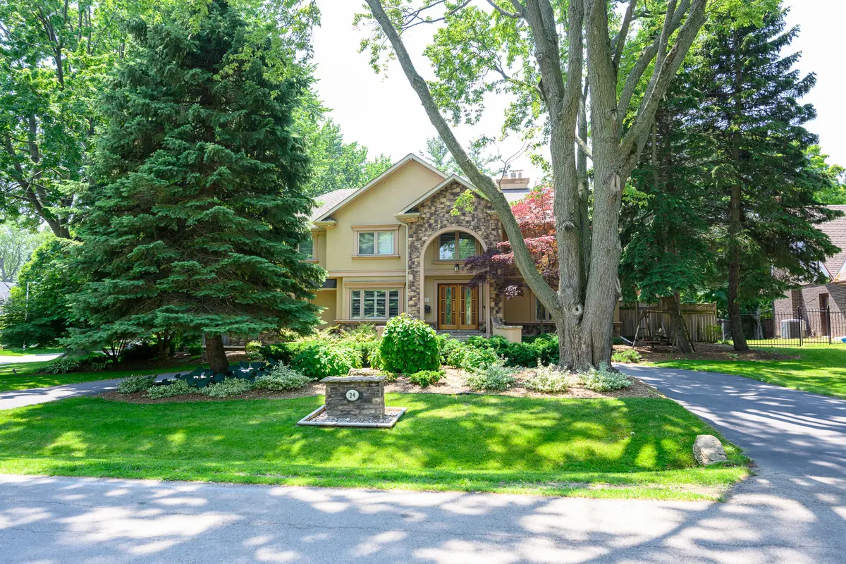 24 Birkbank DR, Oakville, ON L6J 4Y9