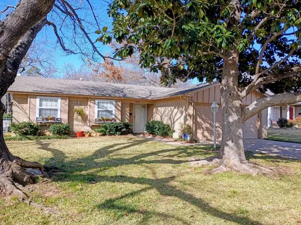 1833 Larkspur Drive,  Arlington,  TX 76013