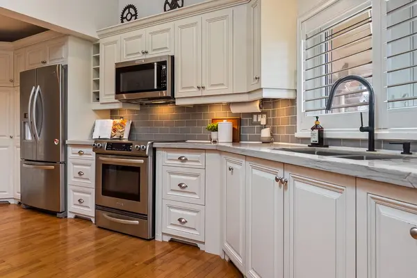 24 Birkbank DR, Oakville, ON L6J 4Y9