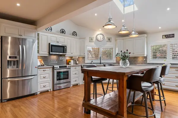 24 Birkbank DR, Oakville, ON L6J 4Y9