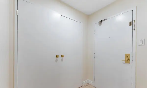 3700 Kaneff CRES #202, Mississauga, ON L5A 4B8