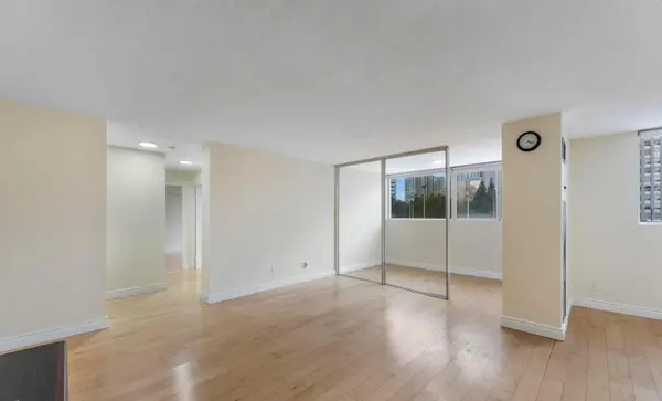 3700 Kaneff CRES #202, Mississauga, ON L5A 4B8