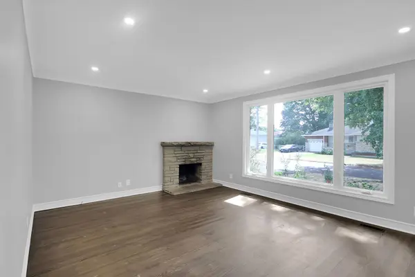 2247 Miramichi ST, Parkway Park - Queensway Terrace S And Area, ON K2C 0Z1