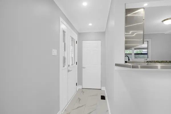 2247 Miramichi ST, Parkway Park - Queensway Terrace S And Area, ON K2C 0Z1