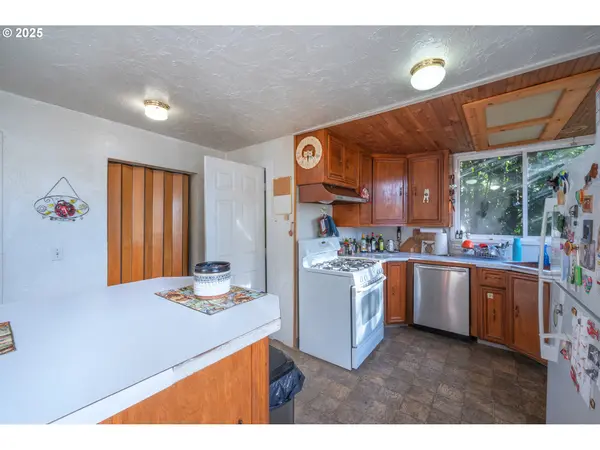 895 GLORY DR, Eugene, OR 97404