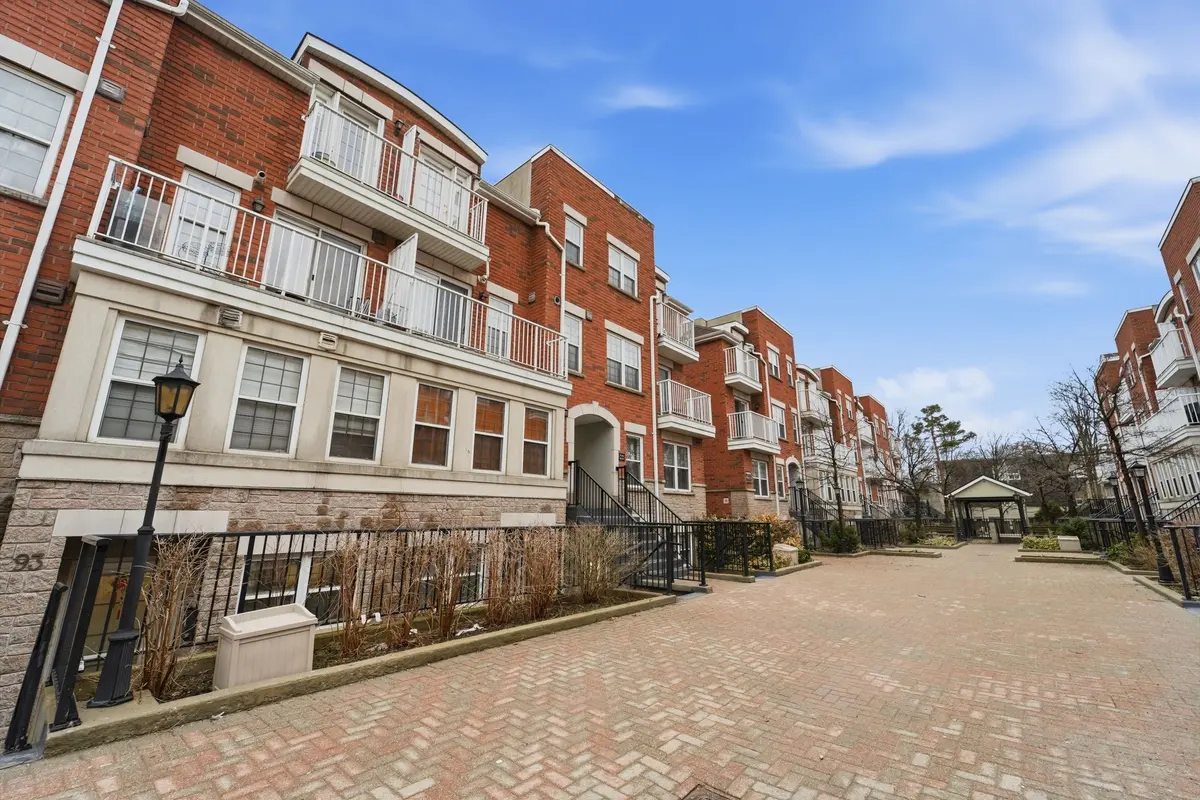 37 Four Winds DR #92, Toronto W05, ON M3J 1K7