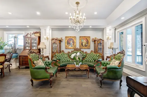 397 Maple Leaf DR, Toronto W04, ON M6L 1P4