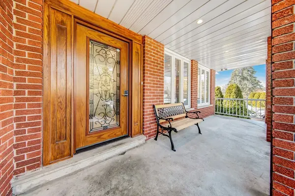 397 Maple Leaf DR, Toronto W04, ON M6L 1P4