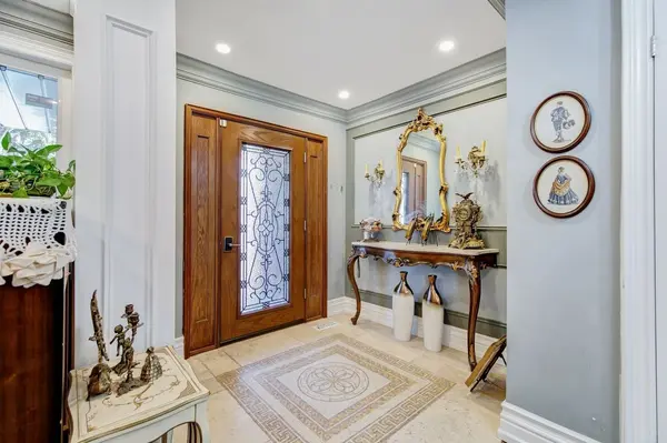 397 Maple Leaf DR, Toronto W04, ON M6L 1P4