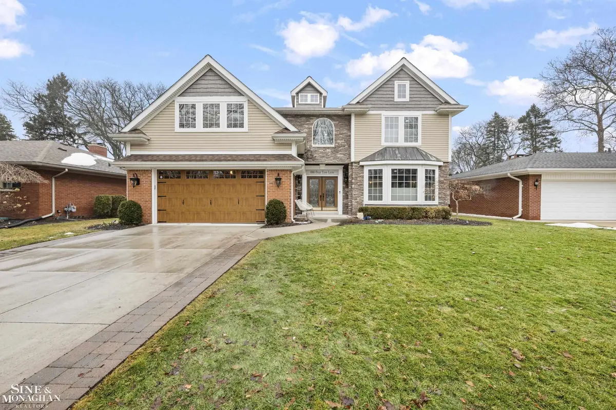680 Pear Tree LN, Grosse Pointe Woods, MI 48236