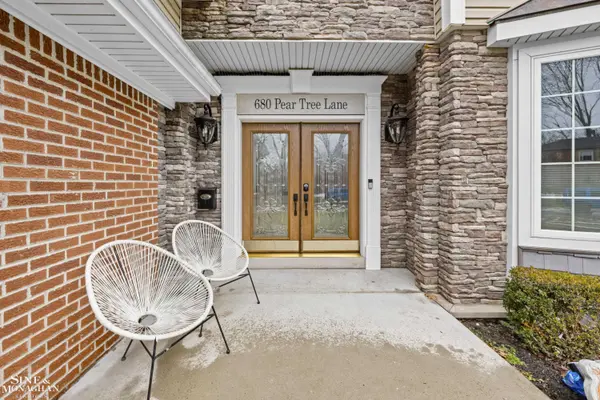 680 Pear Tree LN, Grosse Pointe Woods, MI 48236