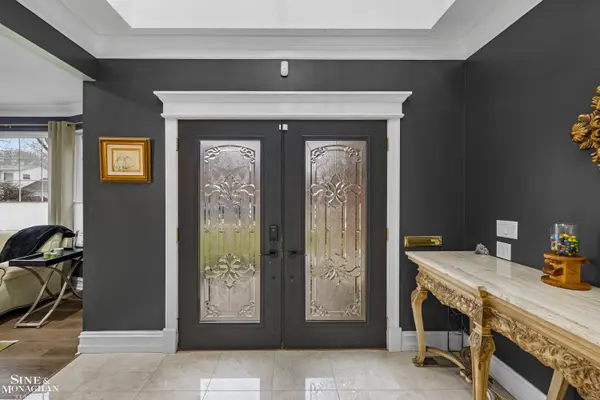 680 Pear Tree LN, Grosse Pointe Woods, MI 48236