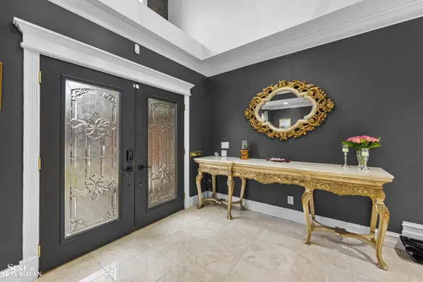 680 Pear Tree LN, Grosse Pointe Woods, MI 48236