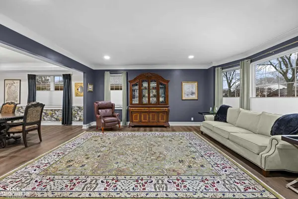 680 Pear Tree LN, Grosse Pointe Woods, MI 48236