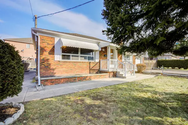 Toronto W04, ON M6L 1P7,428 Maple Leaf DR