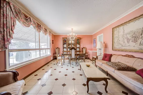 Toronto W04, ON M6L 1P7,428 Maple Leaf DR