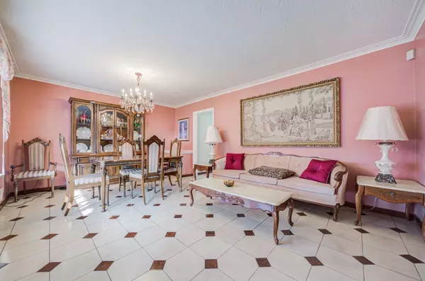 Toronto W04, ON M6L 1P7,428 Maple Leaf DR