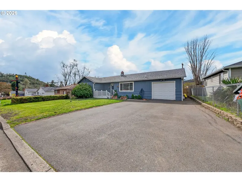 3058 NE FOLLETT ST, Roseburg, OR 97470