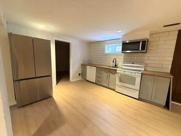 21 Welbourn DR #lower, Hamilton, ON L9A 3N1