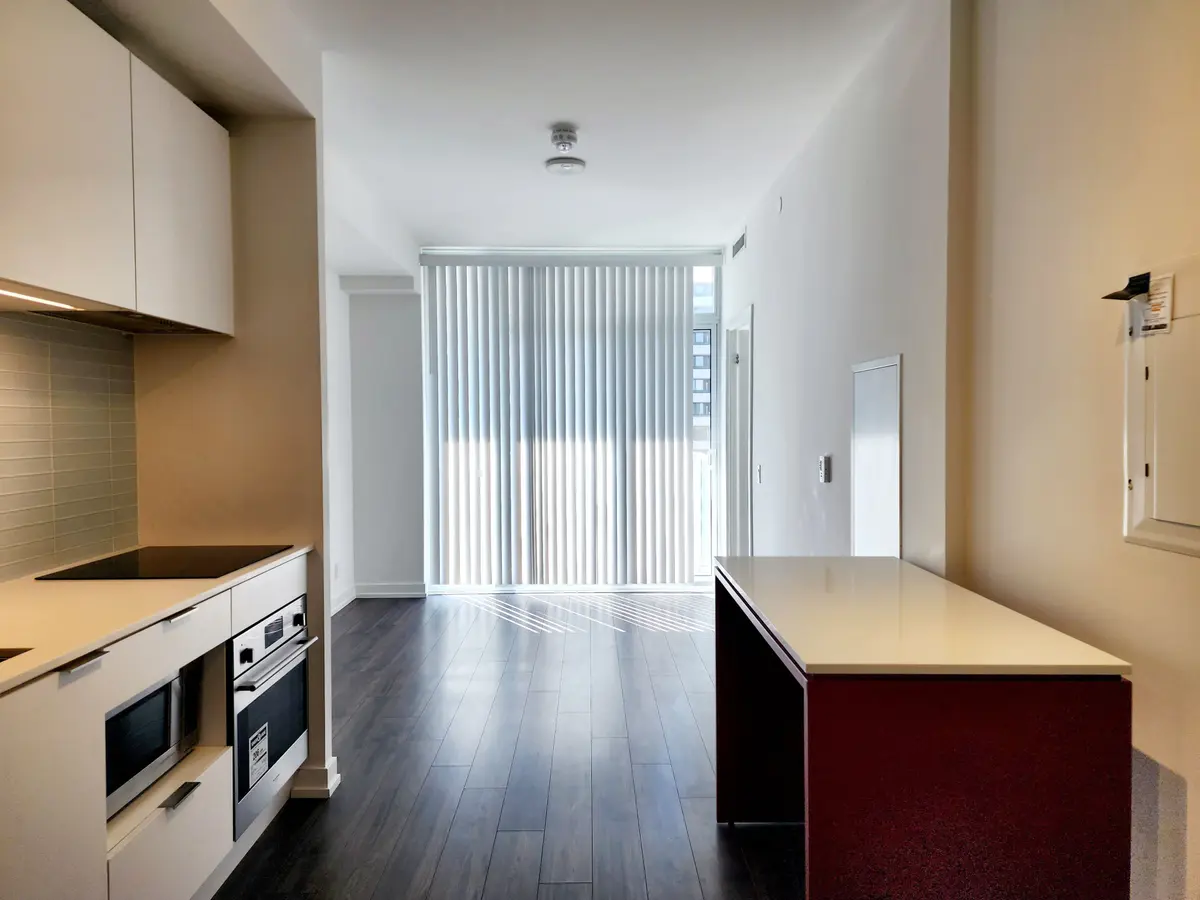 33 Helendale AVE #717, Toronto C03, ON M4R 1C5