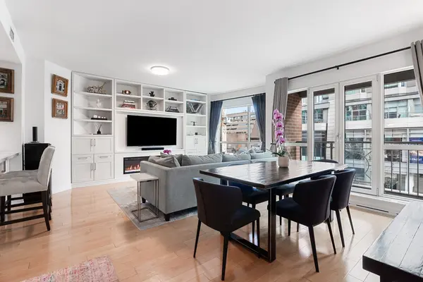 38 Avenue RD #304, Toronto C02, ON M5R 2G2