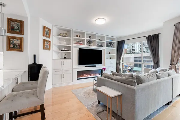 38 Avenue RD #304, Toronto C02, ON M5R 2G2