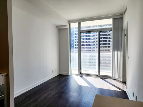 33 Helendale AVE #717, Toronto C03, ON M4R 1C5