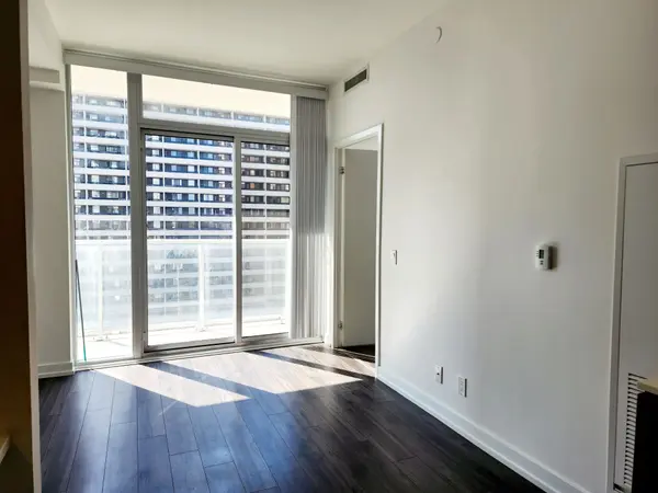 33 Helendale AVE #717, Toronto C03, ON M4R 1C5