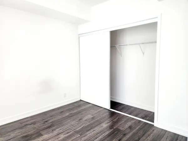 33 Helendale AVE #717, Toronto C03, ON M4R 1C5