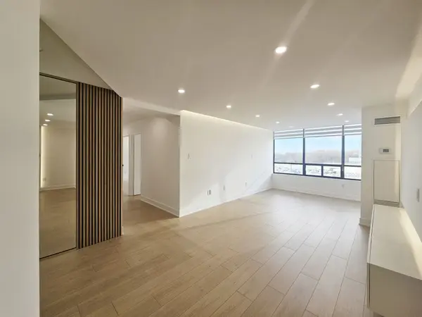 7460 Bathurst ST #512, Vaughan, ON L4J 7K9