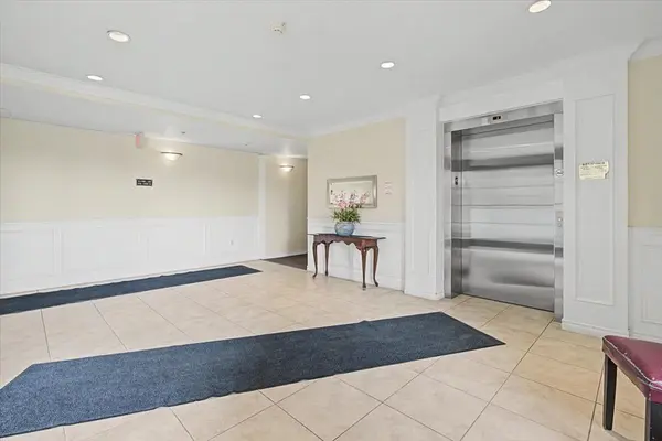 308 Watson Pkwy N #412, Guelph, ON N1E 0G7