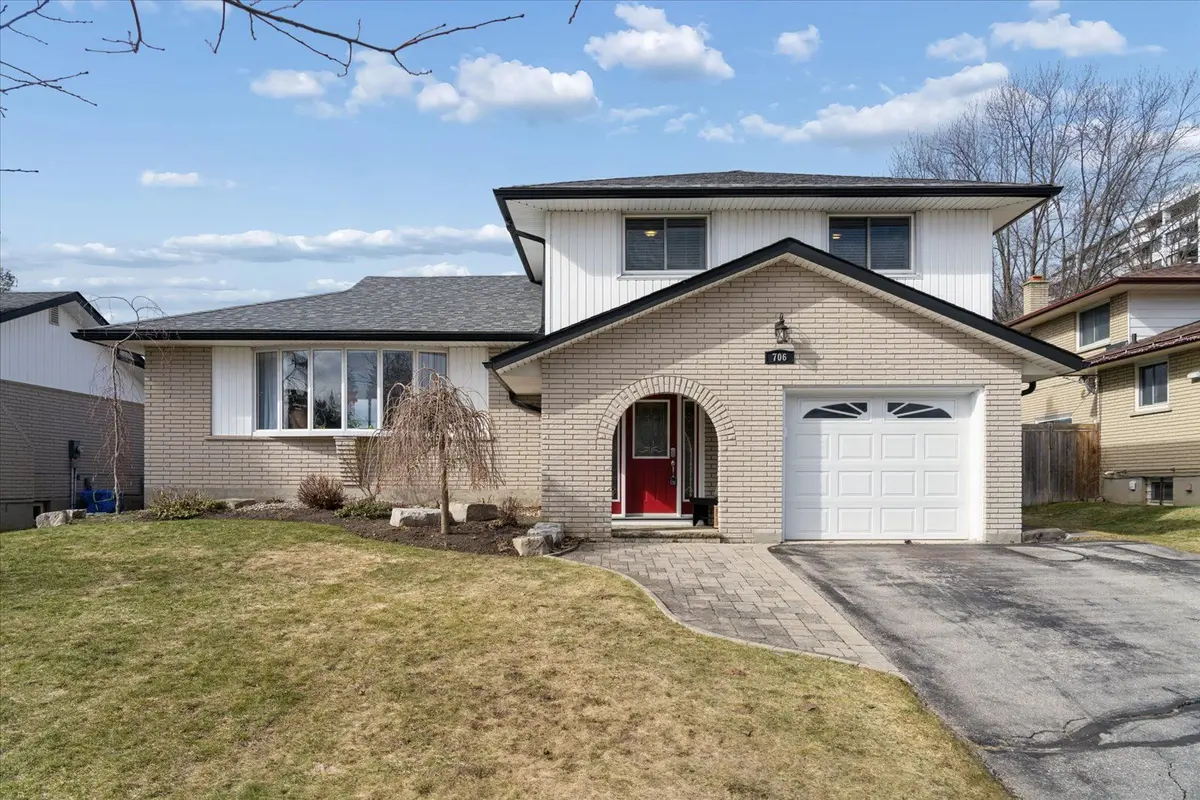 706 Fernhill BLVD, Oshawa, ON L1J 5K3