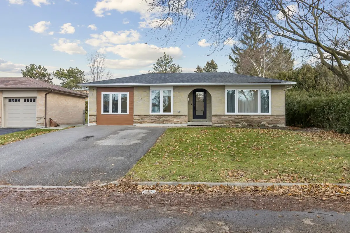 4 Oak CT, Aurora, ON L4G 3J6
