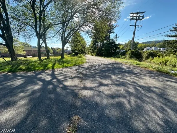 10 Brass Castle Rd, Washington Boro, NJ 07882