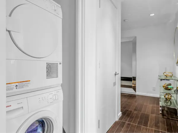 180 University AVE #3504, Toronto C01, ON M5H 0A2