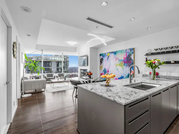 180 University AVE #3504, Toronto C01, ON M5H 0A2