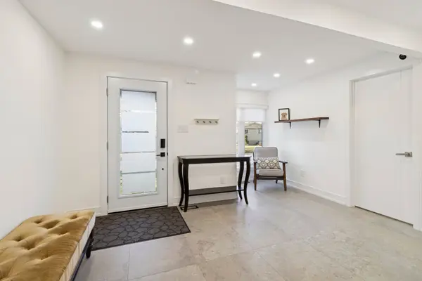 4 Oak CT, Aurora, ON L4G 3J6