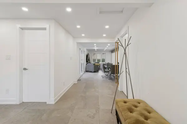 4 Oak CT, Aurora, ON L4G 3J6