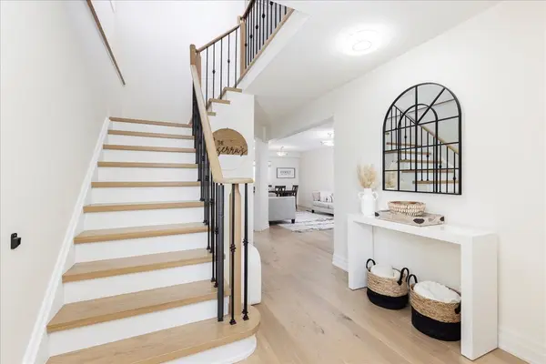 56 Noble DR, Bradford West Gwillimbury, ON L3Z 3A8