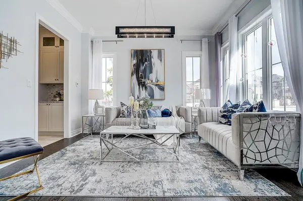 6 Ken Sinclair CRES, Aurora, ON L4G 3J1