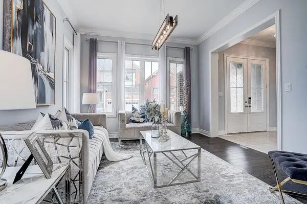 6 Ken Sinclair CRES, Aurora, ON L4G 3J1